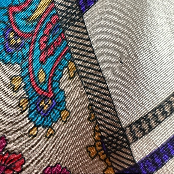 Oscar de la Renta Silk Paisley Oblong Scarf PINHOLES - Picture 8 of 13